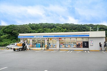 Naha Conbini shutterstock_2682355397.jpg